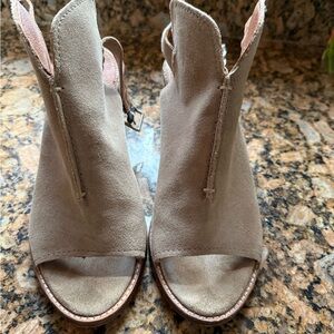 Frye Carolina Heels in Ash, Size 9.5